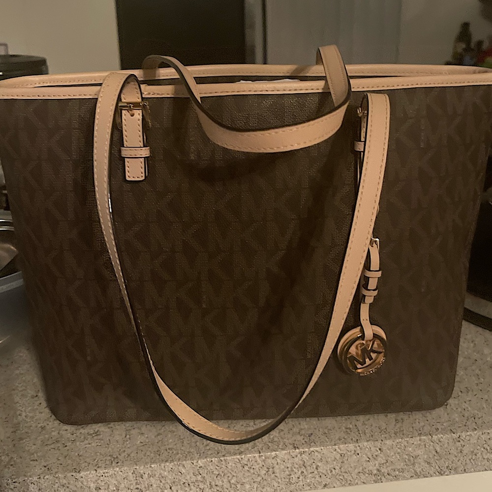 ❌SOLD❌Michael Kors Jet Set Travel Top Zip Signature
Tote Brown. & Wallet - Picture 13 of 13